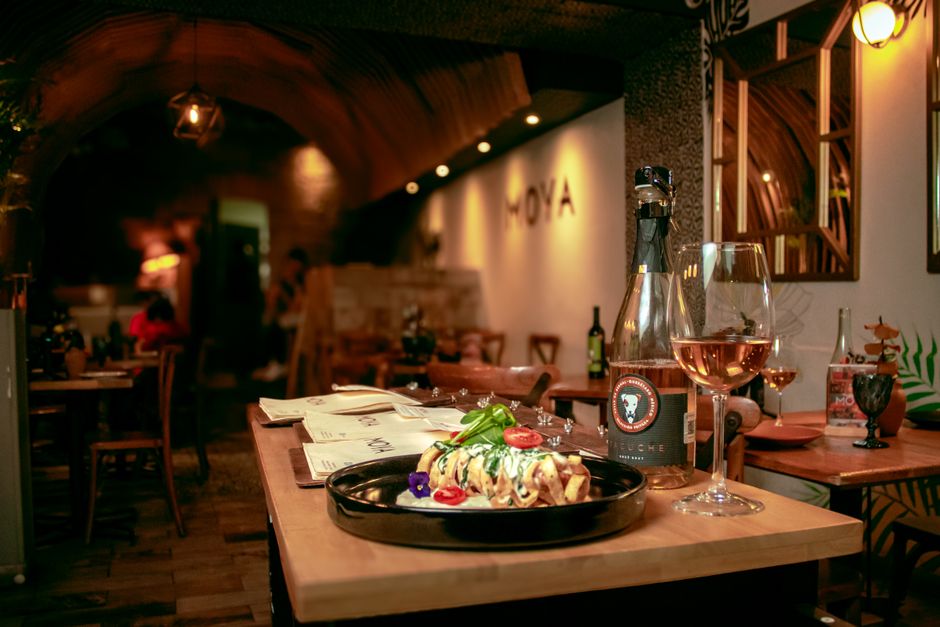 Entrée — Carpaccio de betterave dorée, crème de chèvre frais et noisettes torréfiées