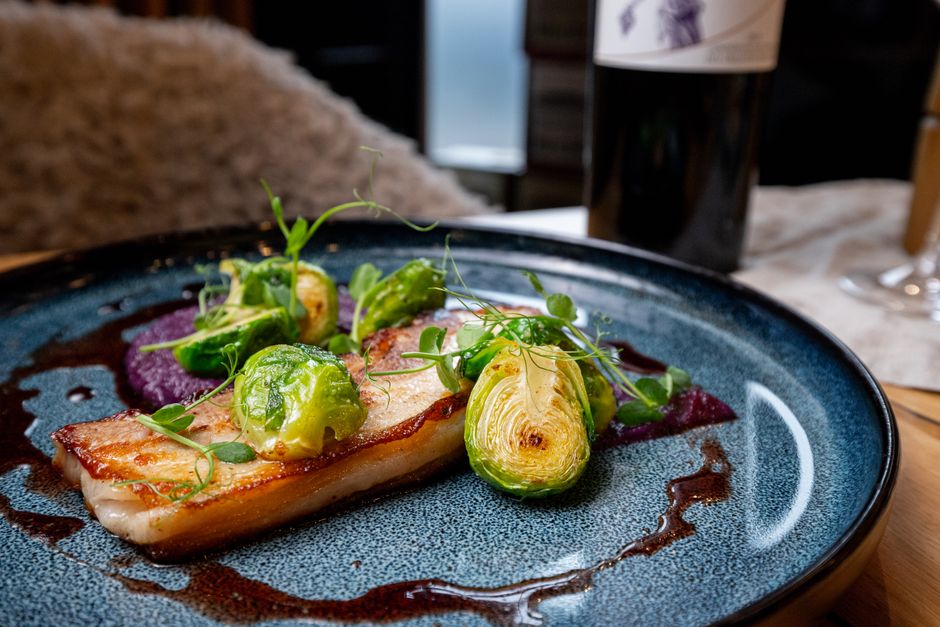 Plat — Poitrine de cochon fermier confite, choux de Bruxelles et jus corsé